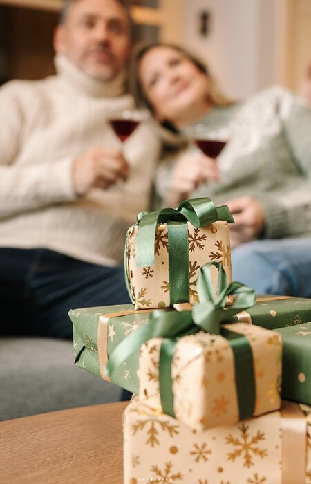 Model couple with cocktails and gifts