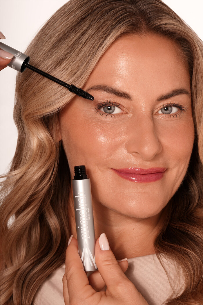 Classic model applying mascara